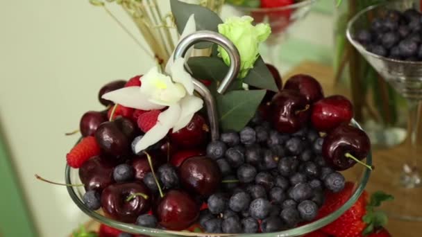 Kersen Frambozen Bosbessen Worden Geserveerd Feestelijke Tafel Een Vernikkelde Fruitschaal — Stockvideo