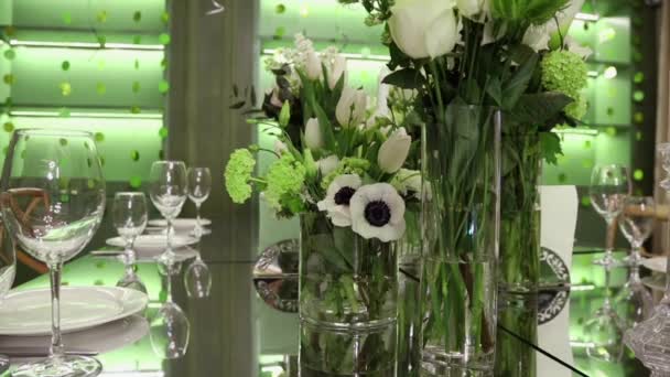 Copos Vinho Vasos Com Flores Brancas São Servidos Uma Mesa — Vídeo de Stock