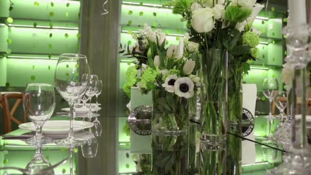 Copos Vinho Vasos Com Flores Brancas Uma Mesa Festiva Espelhada — Vídeo de Stock
