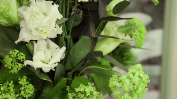 Białe Kwiaty Zielonymi Liśćmi Świątecznym Stole Zbliżenie — Wideo stockowe