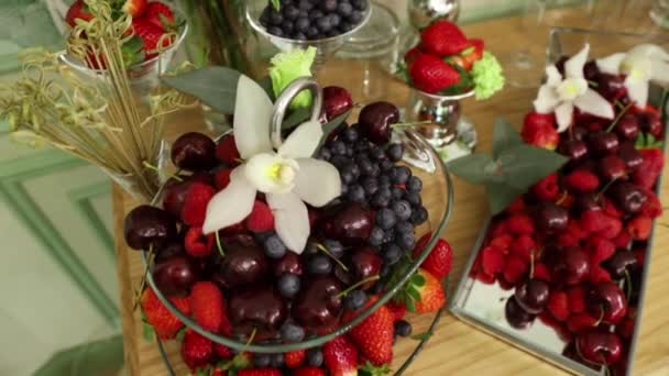 Fragole Ciliegie Lamponi Mirtilli Orchidee Vasi Sul Tavolo Festivo — Video Stock