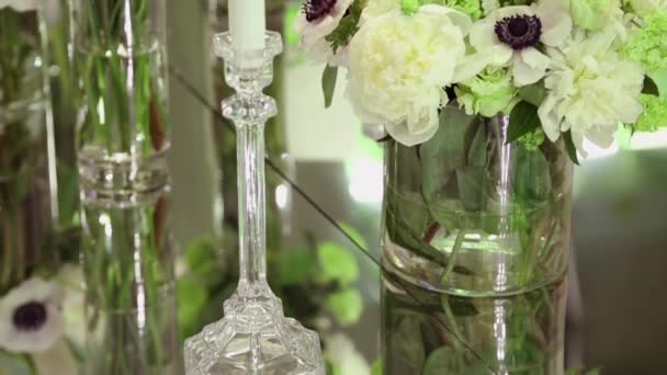 Vases Avec Des Fleurs Blanches Chandelier Cristal Avec Une Bougie — Video