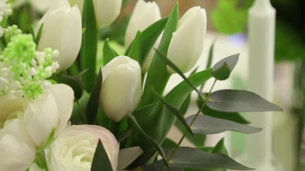 Білі Тюльпани Свічки Зеленим Листям Святковому Столі Крупним Планом — стокове відео