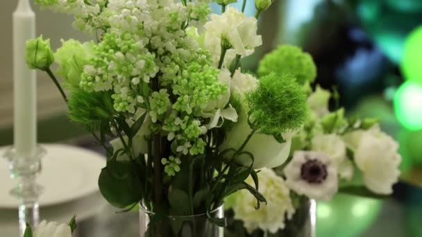 Vases Avec Des Fleurs Blanches Feuilles Vertes Chandelier Cristal Avec — Video