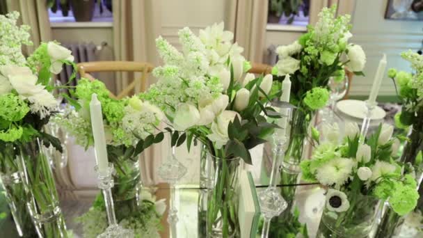 日用镜面餐桌 装有白玫瑰 郁金香 茴香和三叶草的花瓶 — 图库视频影像