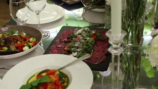 Viande Fumée Crue Fines Tranches Sur Une Assiette Service Salade — Video