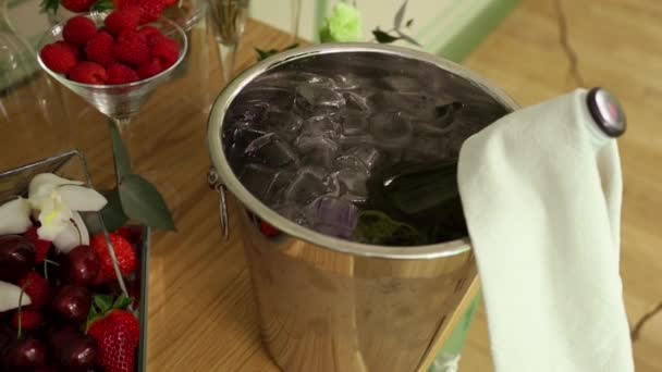 Kutlama Masasında Buz Ahududu Kiraz Çilek Dolu Gümüş Bir Kovada — Stok video