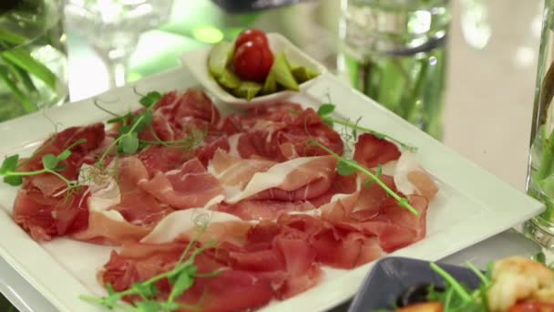 Carne Affumicata Cruda Fette Sottili Piatto Che Serve Tavolo Festivo — Video Stock