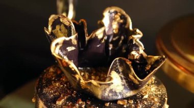 Doğum günü kutlaması için özel lüks siyah ve altın renkli pastanın üstünde.