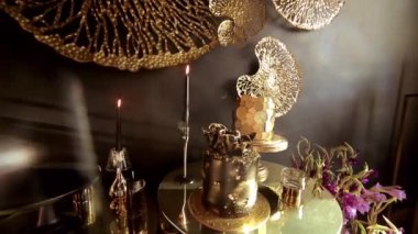 Ağır çekim özel lüks siyah ve altın renkli pasta ve doğum günü kutlaması için siyah mumlar yakmak.