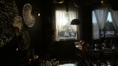 Altın bir partideki pencereden gelen ışık huzmeleri