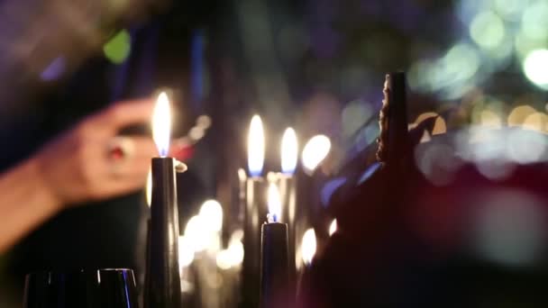 Mãos Com Copos Vinho Preto Juntam Contra Fundo Velas Pretas — Vídeo de Stock