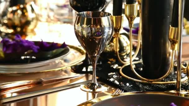Gobelet Noir Chandelier Doré Couverts Décoratifs Dorés Sur Une Table — Video