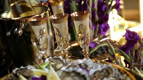 Verres Vin Une Bouteille Champagne Dans Seau Argent Lilas Gladioli — Video