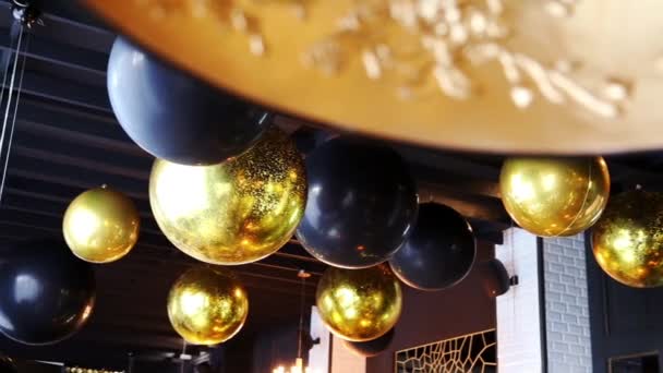 Balões Ouro Preto Para Decoração Teto Restaurante Para Casamento Festa — Vídeo de Stock
