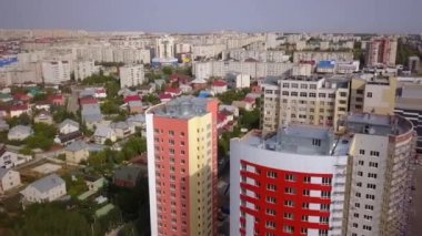 Şehrin çok katlı bölgesinde yeni binalar, özel kulübeler ve konutlar var.