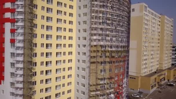 Bau Von Zwei Mehrstöckigen Wohngebäuden Gerüst — Stockvideo