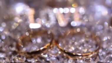 Alyansa dönüşen bir sürü parlak ışık ve 