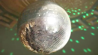 Diskoda, dans pistinde ayna disko topu bir sürü renkli ışık yansıması yaratır.