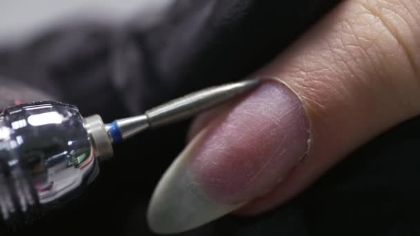专业的修指甲 指甲的伸展 用修指甲机切割角质层 — 图库视频影像