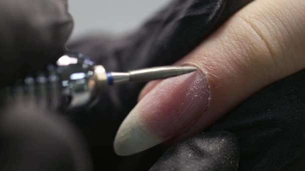 Professionele Manicure Nagelverlenging Het Snijden Van Nagelriem Met Een Manicure — Stockvideo