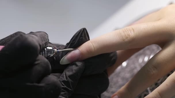 Manicura Profesional Extensión Uñas Cortar Cutícula Con Una Máquina Manicura — Vídeo de stock