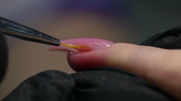 Professionele Manicure Nagelverlenging Close Van Het Aanbrengen Van Een Druppel — Stockvideo