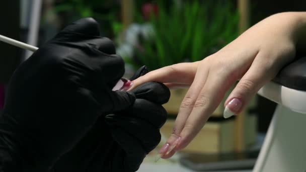 プロのマニキュア 爪の延長 ブラシでベースポーランドのドロップを適用します 現代的な美容室で長い人工ゲル爪を作るための手順 — ストック動画