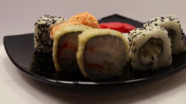 Суши, роллы, японская кухня, имбирь, васаби — стоковое видео