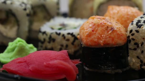 Sushi, Semmeln, japanische Küche, Ingwer, Wasabi — Stockvideo