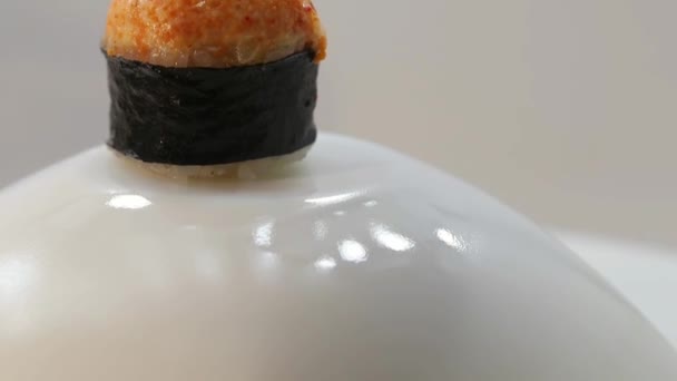 Rollos de sushi horneados calientes de cerca — Vídeo de stock