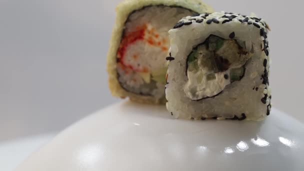 Die Kamera auf eine Nahaufnahme von Sushi anheben — Stockvideo