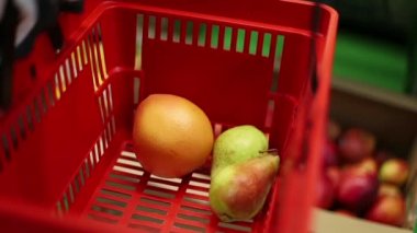 Bakkal sepetinde armut, portakal, fıstık