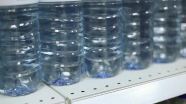 Mağazadaki rafta şişe su seçimi