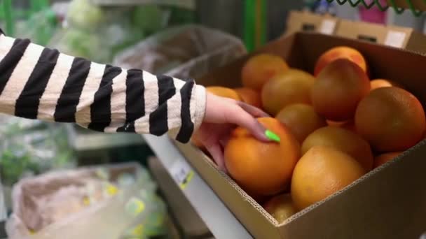 Selectie Van Sinaasappels Plank Winkel Close — Stockvideo