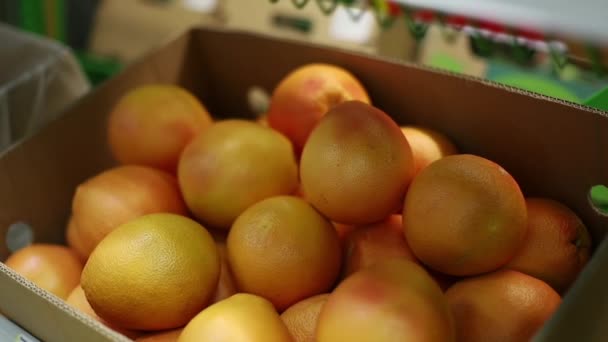 在超市买东西 社会疏离 参观公共场所时采取的限制性安全措施 大流行病期间在超级市场购买橙子 特写镜头 — 图库视频影像