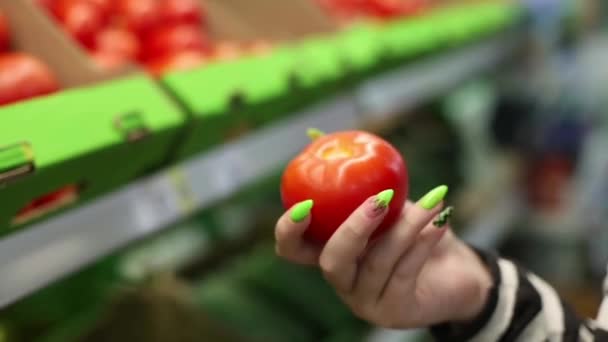 在超市买东西 社会疏离 参观公共场所时采取的限制性安全措施 大流行病期间在超级市场购买西红柿 特写镜头 — 图库视频影像