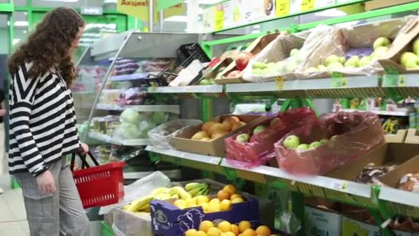 Купівля Овочів Фруктів Супермаркеті Апельсини Яблука Груші Банани Гранати — стокове відео