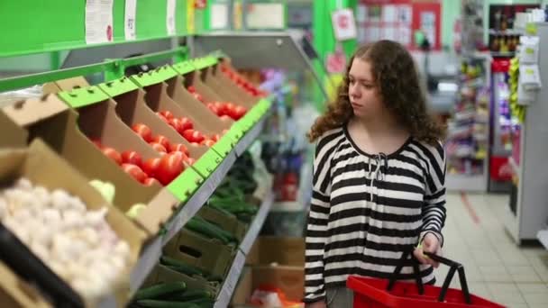 Een Jong Mooi Meisje Met Krullend Haar Kiest Rijpe Tomaten — Stockvideo