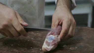 Şehir pazarından gerçek bir kasap tarafından koyun kemiklerinin doğranmasına yakın plan.