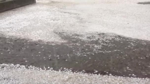 Primer Plano Fuertes Flujos Granizo Agua Verano — Vídeo de stock