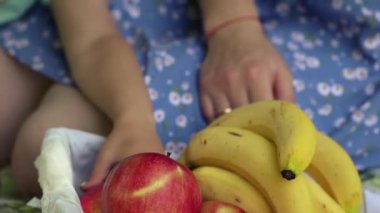 Pikniğe giden küçük bir kız bir Apple seçiyor. Kapat..