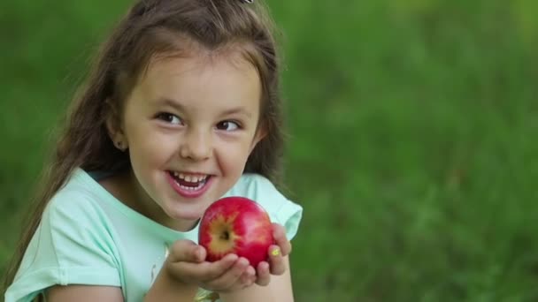 Fetiță Peluză Verde Care Joacă Măr Mare Roșu Portret — Videoclip de stoc