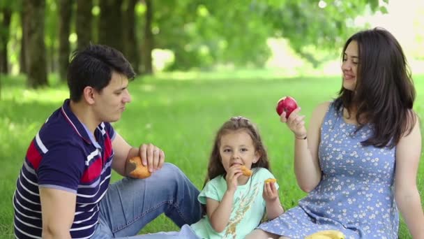 Picknick Natuur Papa Mama Dochtertje Ontbijten Het Groene Gazon — Stockvideo