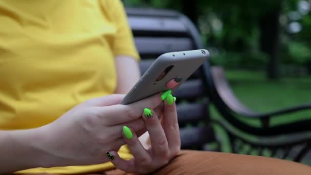 Zbliżenie Nastolatki Ręce Trzymając Telefon — Wideo stockowe