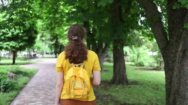 Une Adolescente Portant Shirt Jaune Sac Dos Jaune Marche Long — Video