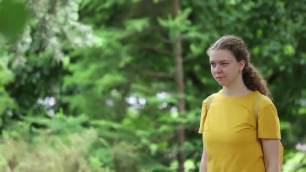 Une Adolescente Shirt Jaune Promène Long Des Ruelles Parc Ville — Video