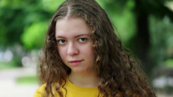 Primo Piano Adolescente Con Capelli Ricci Sciolti Che Sorride Una — Video Stock