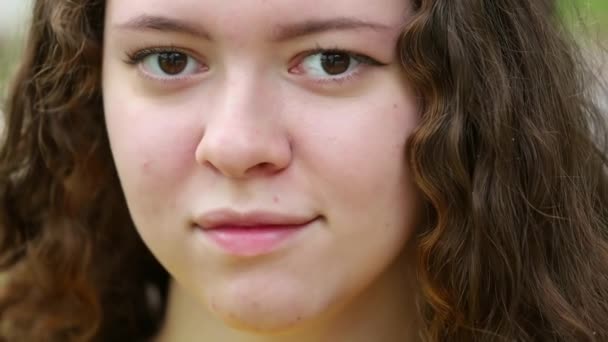 Дуже Близько Усміхненої Дівчини Підлітка Портрет — стокове відео