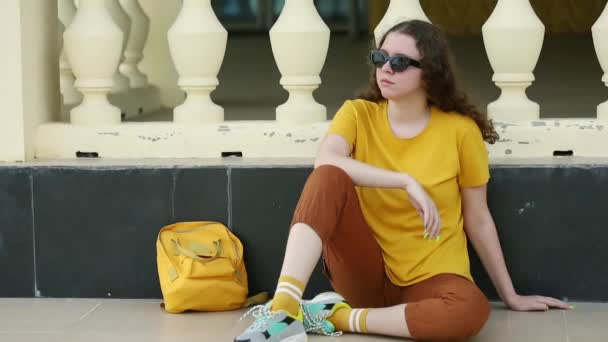 Une Adolescente Shirt Jaune Culotte Brune Lunettes Soleil Avec Sac — Video